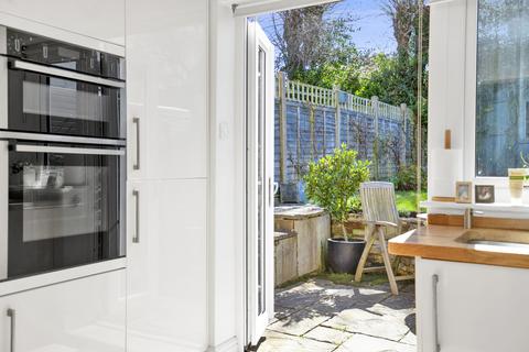 20 Highlands Road, Leatherhead, KT22 8ND