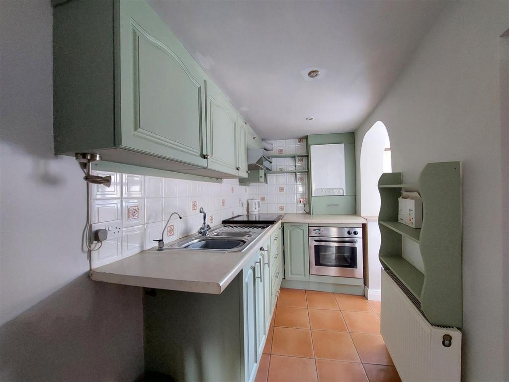 Kitchen and Breakfast bar area