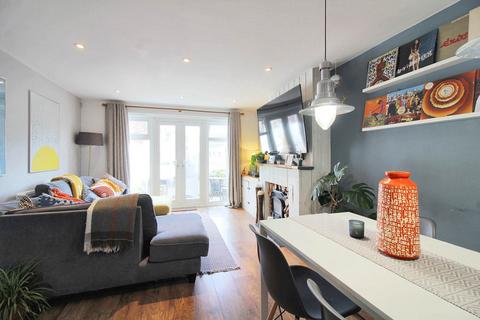 12 Bond Close, Aylesbury, HP21 8FZ