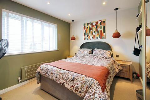 12 Bond Close, Aylesbury, HP21 8FZ