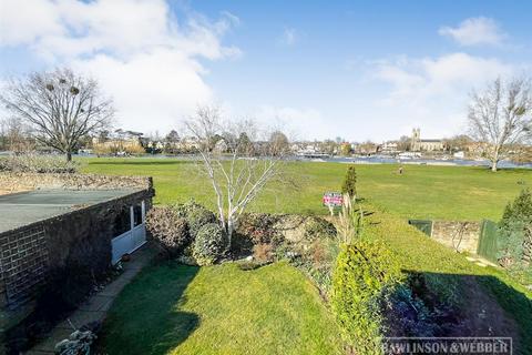 4 bedroom end of terrace house for sale, Buckingham Gardens, West Molesey KT8