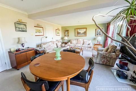 4 bedroom end of terrace house for sale, Buckingham Gardens, West Molesey KT8