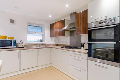 4 bedroom house to rent, Renwick Drive, Bromley, BR2