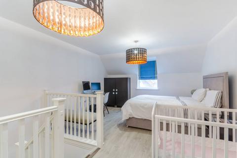 4 bedroom house to rent, Renwick Drive, Bromley, BR2