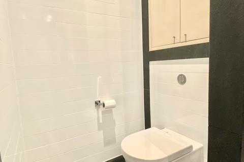 2 bedroom flat to rent, Embassy Gardens  10