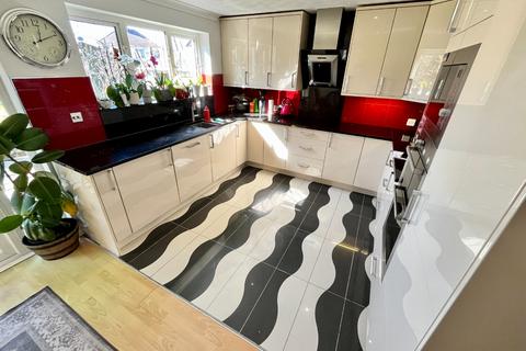 4 bedroom semi-detached house for sale, Cheviot Road, Luton, Bedfordshire, LU3 3DQ