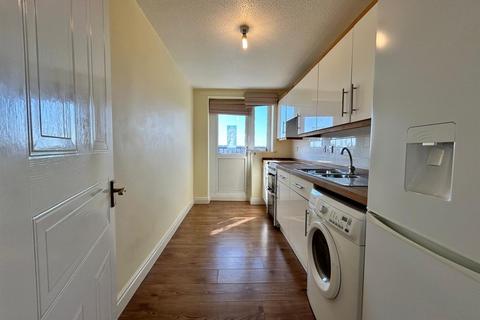 2 bedroom apartment to rent, Kersal Way, Salford
