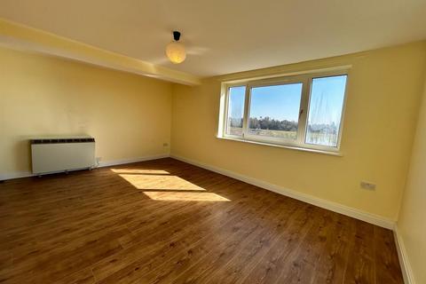 2 bedroom apartment to rent, Kersal Way, Salford