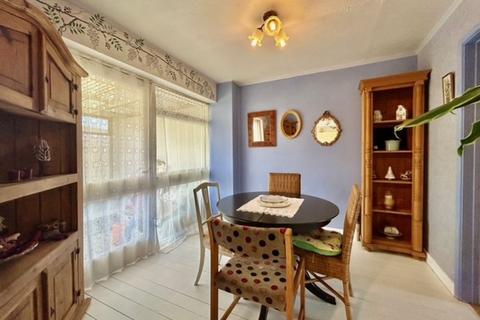 3 bedroom semi-detached house for sale, Meadow Close, Stalbridge