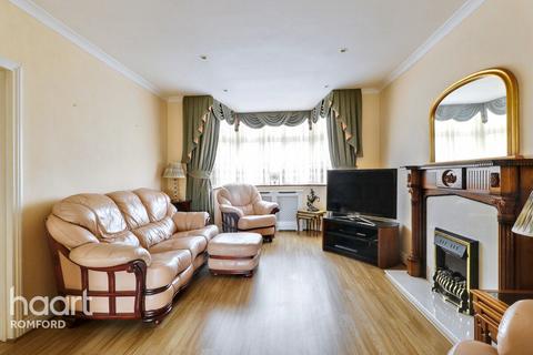 3 bedroom terraced house for sale, Rush Green Road, Romford, RM7 0PT