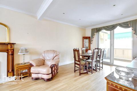 3 bedroom terraced house for sale, Rush Green Road, Romford, RM7 0PT