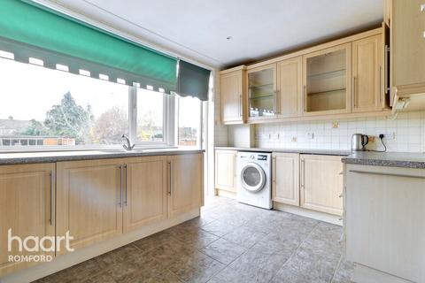 3 bedroom terraced house for sale, Rush Green Road, Romford, RM7 0PT