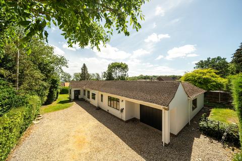5 bedroom detached bungalow to rent, Halls Road, Tilehurst, Reading, RG30