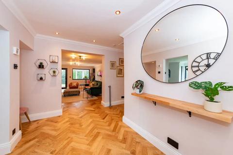 5 bedroom detached bungalow to rent, Halls Road, Tilehurst, Reading, RG30