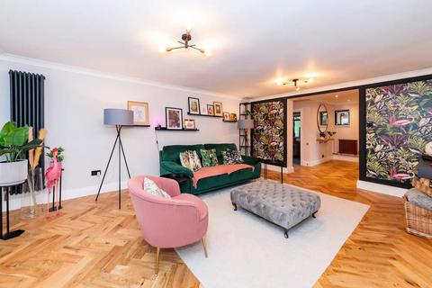 5 bedroom detached bungalow to rent, Halls Road, Tilehurst, Reading, RG30