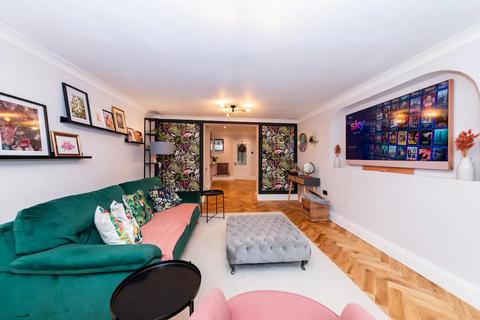 5 bedroom detached bungalow to rent, Halls Road, Tilehurst, Reading, RG30