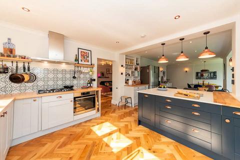 5 bedroom detached bungalow to rent, Halls Road, Tilehurst, Reading, RG30