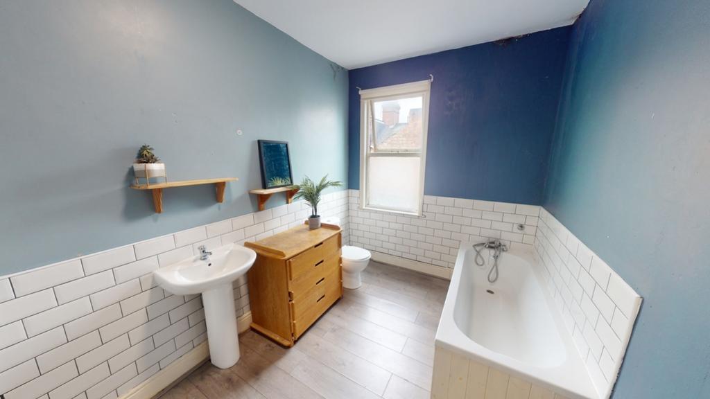 Lrg 12 Ridding Bathroom