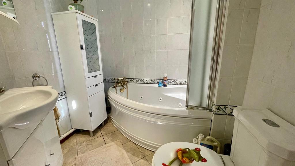Tiled en suite 3 piece bathroom