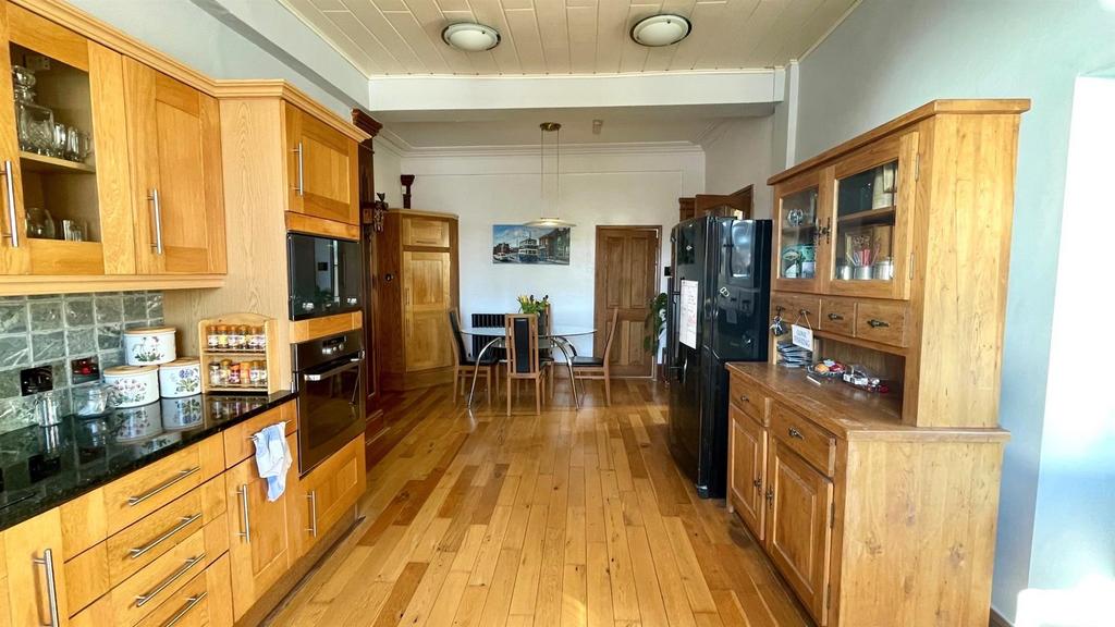 Open plan dining/ kitchen