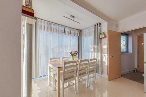 2 bedroom apartment for sale, Eastwood Road North, Leigh-on-Sea, SS9