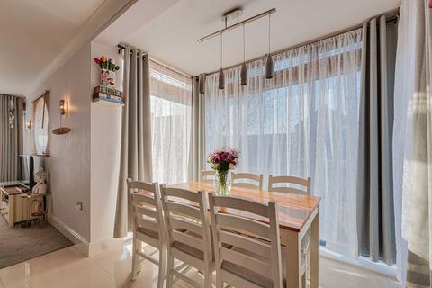 2 bedroom apartment for sale, Eastwood Road North, Leigh-on-Sea, SS9