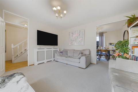16 Dyson Close, Windsor, SL4 3LZ