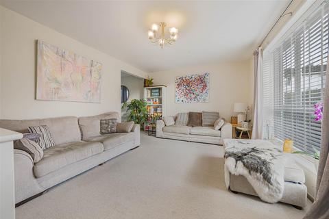 16 Dyson Close, Windsor, SL4 3LZ