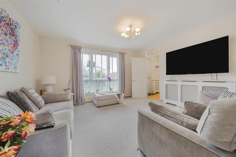 16 Dyson Close, Windsor, SL4 3LZ