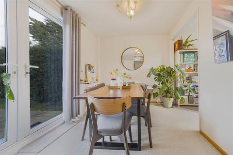 16 Dyson Close, Windsor, SL4 3LZ