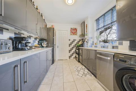 16 Dyson Close, Windsor, SL4 3LZ