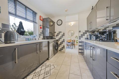 16 Dyson Close, Windsor, SL4 3LZ