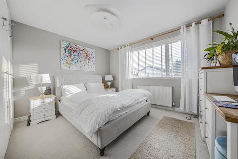 16 Dyson Close, Windsor, SL4 3LZ