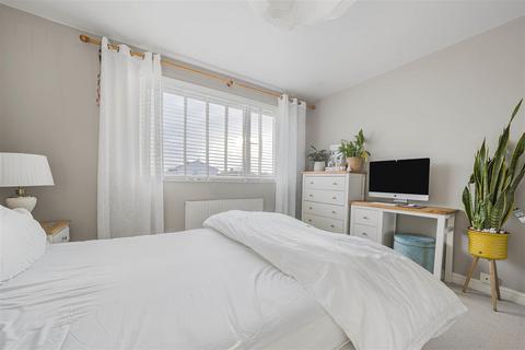 16 Dyson Close, Windsor, SL4 3LZ