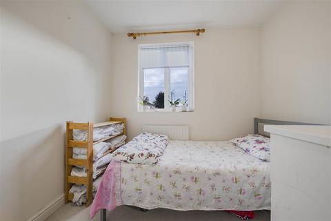 16 Dyson Close, Windsor, SL4 3LZ