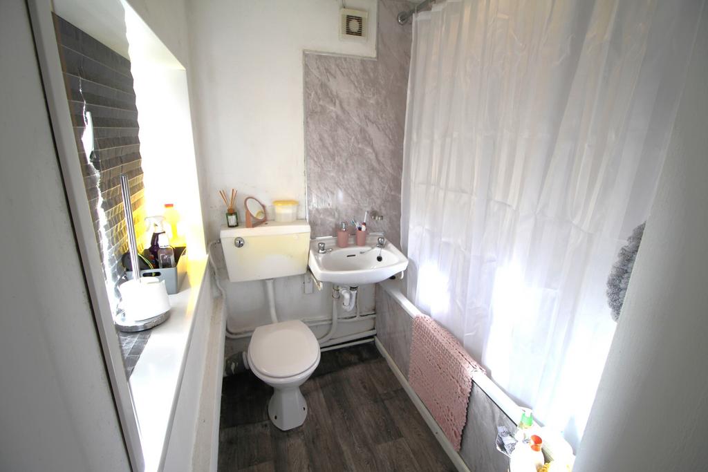 Bathroom Trewyddfa.JPG