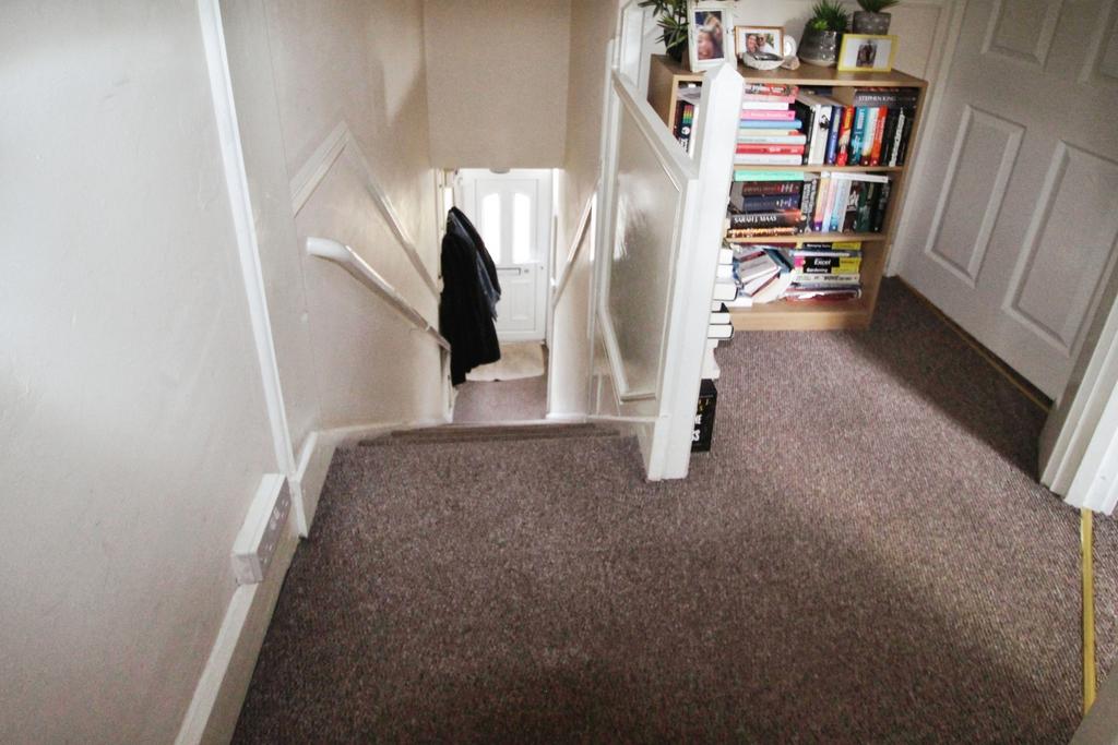 Landing to hallway.JPG