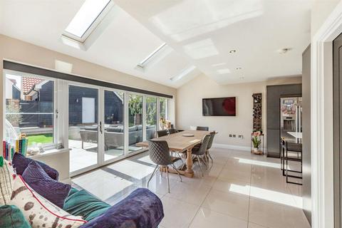 3 Rainbird Place, Pilgrims Hatch, Brentwood, CM14 5UR