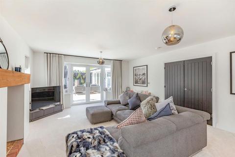 3 Rainbird Place, Pilgrims Hatch, Brentwood, CM14 5UR