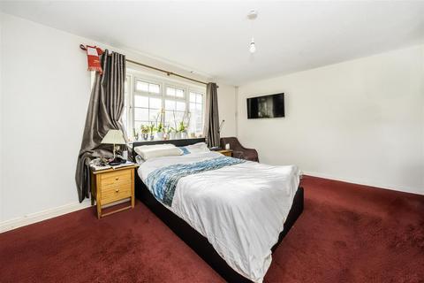 2 bedroom flat for sale, Copley Road, Stanmore HA7