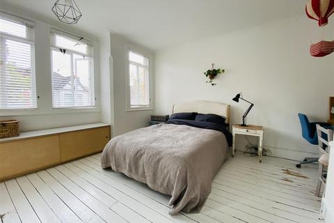 51 Huntly Road, London, SE25 6QY