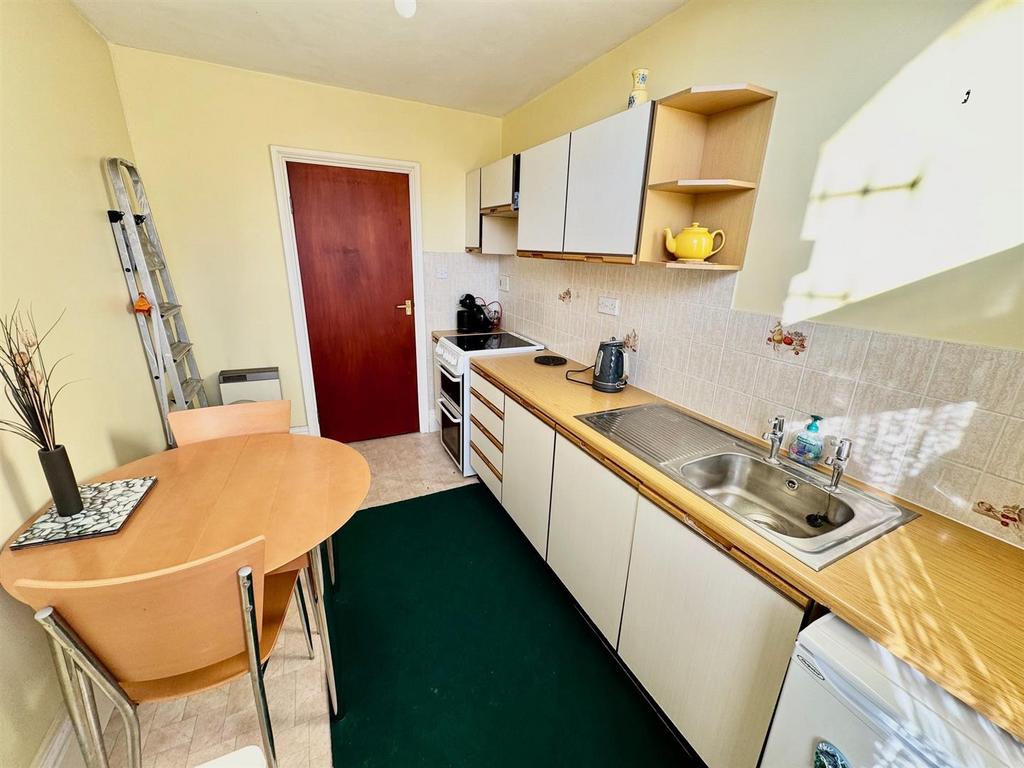 Kitchen 2.jpg