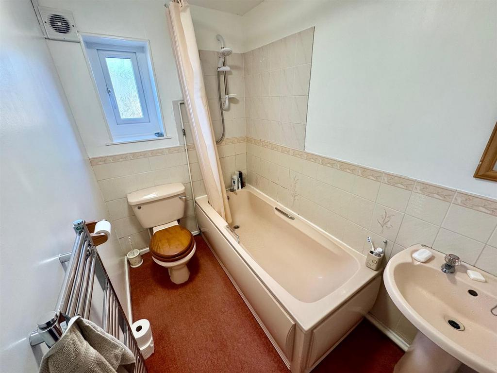 Bathroom 1.jpg
