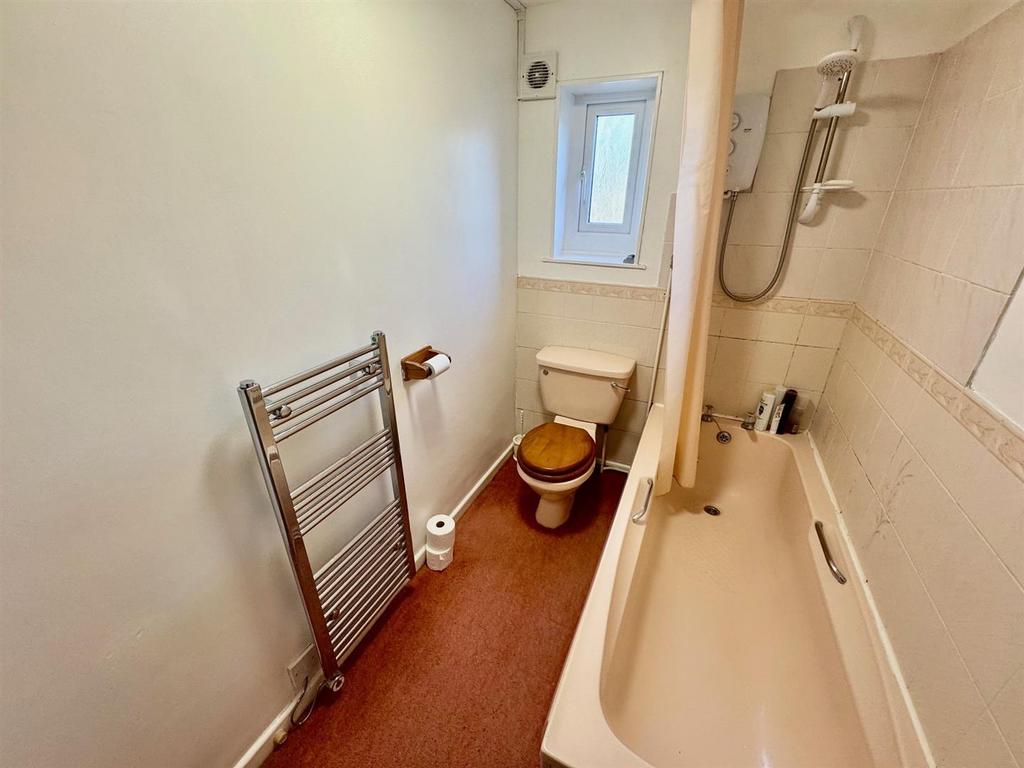 Bathroom 2.jpg
