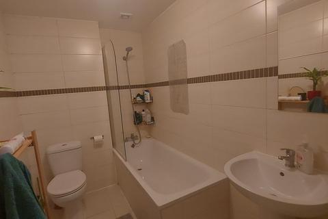 3 bedroom apartment to rent, Hanley Road, London N4