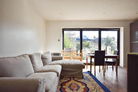 3 bedroom terraced house for sale, Darwin Road, London