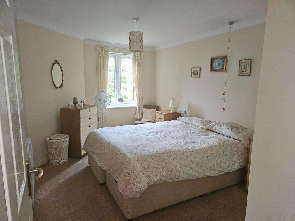 Bedroom 1 light.jpg