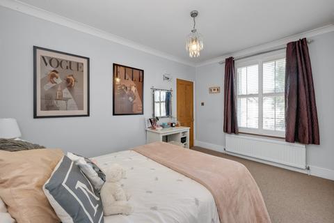 4 Manor Road, East Molesey, KT8 9JX