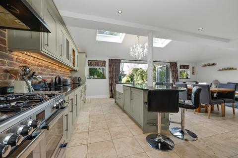 4 Manor Road, East Molesey, KT8 9JX