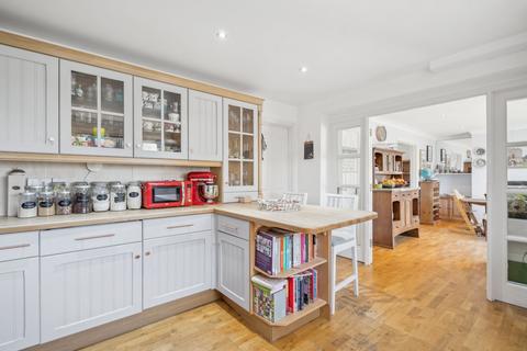 40 Bernard Close, Cuddington, Aylesbury, HP18 0AJ